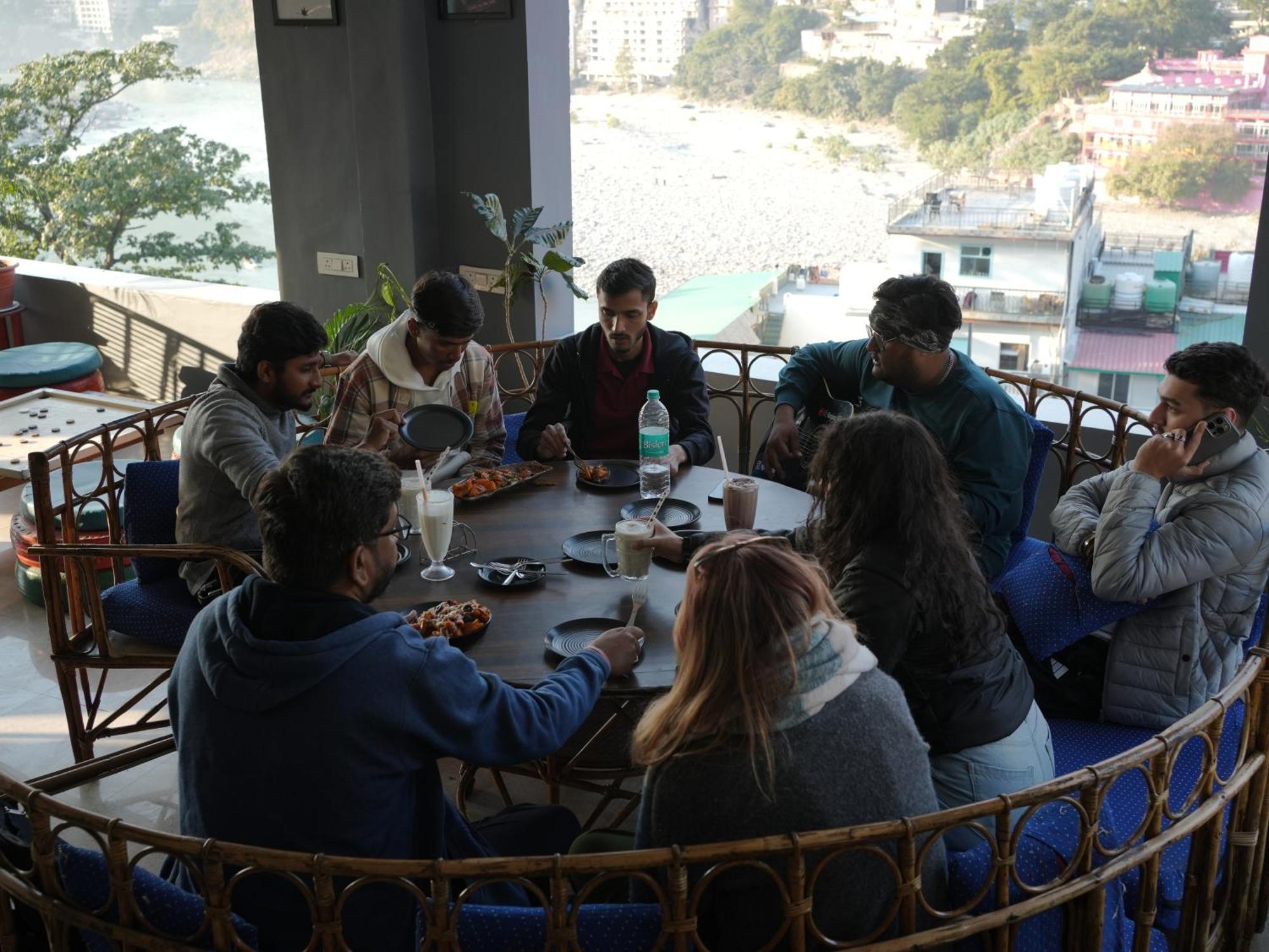 Skyard Rishikesh, Laxman Jhula Hostel Bagian luar foto
