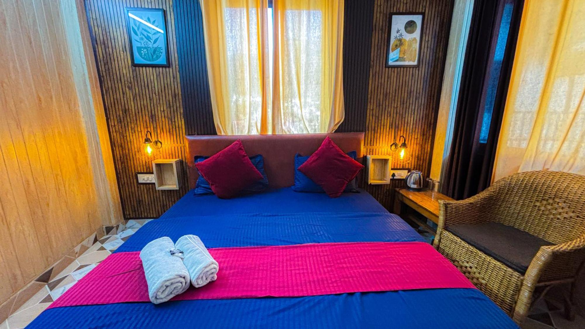 Skyard Rishikesh, Laxman Jhula Hostel Bagian luar foto